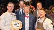 Joji Hattori (M.) feierte 10-jährige Bestehen seines Restaurants mit exklusivem Dinner.