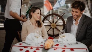 Auf der „Admiral Tegetthoff“ genießt man ein romantisches Dinner, während man bei Musik über die Donau schippert. (Bild: un attimo Photographie)