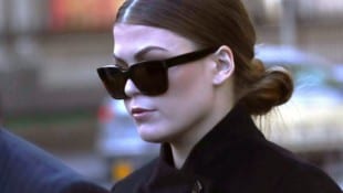 Belle Gibson anlässlich einer Gerichtsanhörung im Mai 2019 im australischen Melbourne (Bild: AP/AAP/David Crosling)