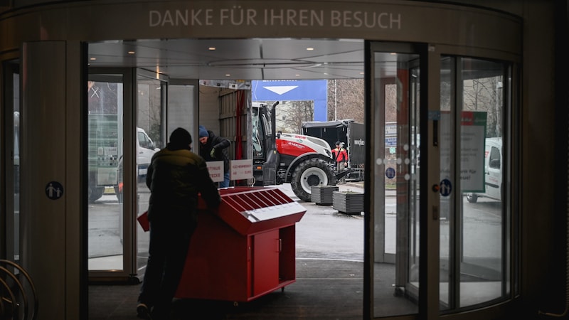 The entrance area opens once again: the furniture store's equipment is loaded onto articulated lorries, tractor trailers and the like. (Bild: Wenzel Markus)