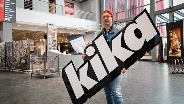 Karl Beck from Kematen an der Ybbs bought the kika lettering that hung in the furniture store on the ground floor. (Bild: Wenzel Markus)