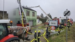 Sieben Wehren kämpften gegen die Flammen.  (Bild: FF Neusiedl am See)