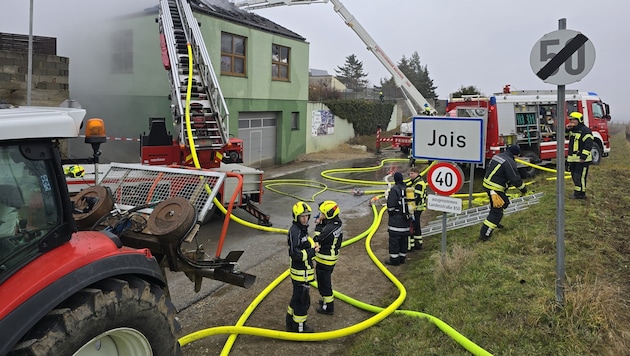 Sieben Wehren kämpften gegen die Flammen.  (Bild: FF Neusiedl am See)