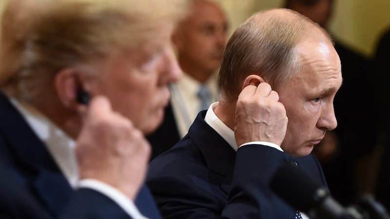 There is great fear that Donald Trump and Vladimir Putin will negotiate a "peace" without taking Ukrainian and European security concerns into account. (Bild: AFP/Brendan SMIALOWSKI)