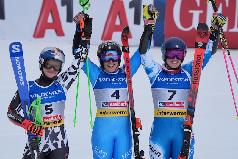 The top 3: World champion Federica Brignone (center), silver medal winner Alice Robinson (left) and Paula Moltzan (Bild: Pail Sepp)