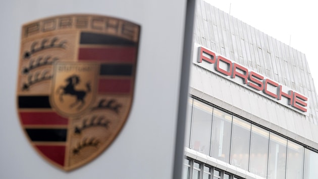 Porsche wants to cut 1900 jobs. However, compulsory redundancies are ruled out until 2030. (Bild: APA/dpa/Sebastian Gollnow)