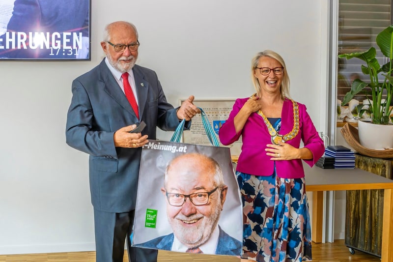 Thank you for donating materials: An XL necklace was made for SPÖ mayor Marion Török, while predecessor Hermann Kühtreiber received a bag with his likeness from sewing artist Hengl. (Bild: Gerhard Bauer)