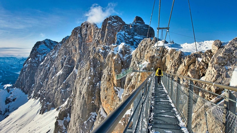 Whether suspension bridge, sky walk or sky ladder - the Dachstein has an incredible amount to offer. (Bild: Weges)