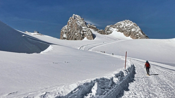 Auf dem malerischen Gletscherweg geht es von der Bergstation Hunerkogel bis zur Seethalerhütte.