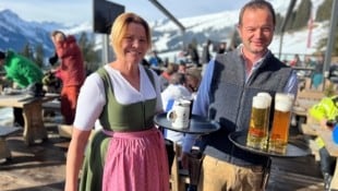 Die flinke Kellnerin Karin Ammerer und Chef Stefan Hasenauer bewältigten den morgendlichen Ansturm betont lässig (Bild: JHK)