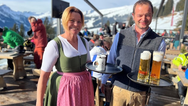 Die flinke Kellnerin Karin Ammerer und Chef Stefan Hasenauer bewältigten den morgendlichen Ansturm betont lässig (Bild: JHK)