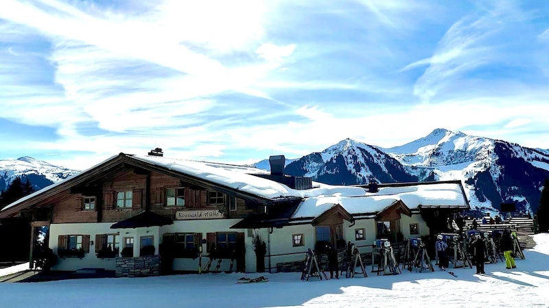 Die idyllische Rosswaldhütte liegt zwischen der Hochalm und dem Reiterkogel in Hinterglemm. Dass die Gäste bei der WM ausbleiben könnten, bewahrheitete sich nicht. (Bild: JHK)