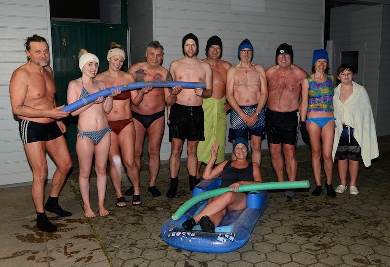 Motivated even after jumping into the icy waters! Ice bathing takes place twice a week at the Burg bathing lake. (Bild: Pressefoto Weber)