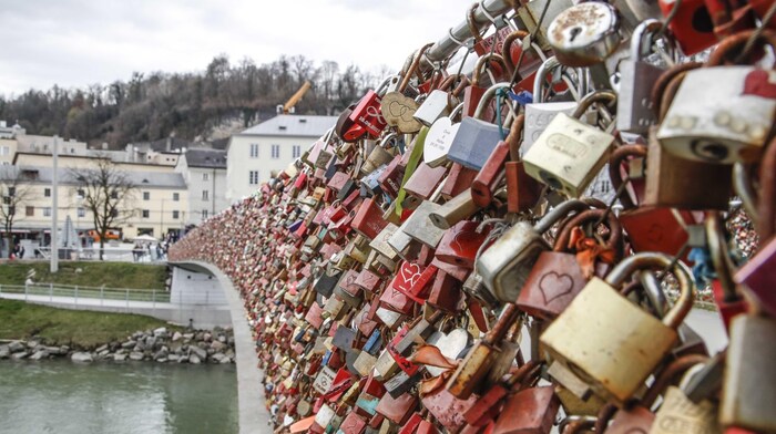 Richtig romantisch: Die Fußgängerbrücke am Marko-Feingold-Steg ist übersät mit Liebesschlössern. ...