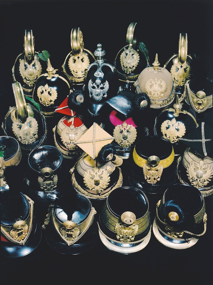 Diese Ballspenden in Form von Miniaturkopfbedeckungen k. u. k. Armee wurden von der ...