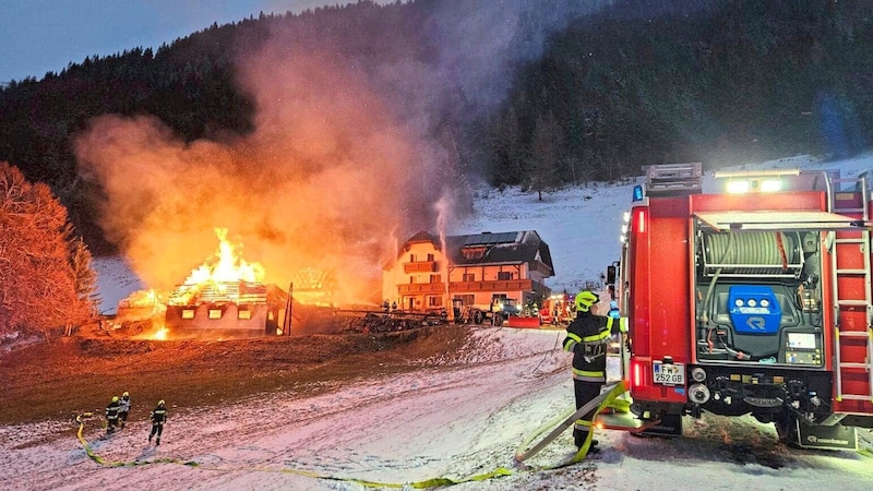 Über 9800 Alarmierungen zu Brandstätten gingen im letzten Jahr bei der Feuerwehr ein. Bild: Großbrand auf Bauernhof im Sölktal. (Bild: FF Gröbming)