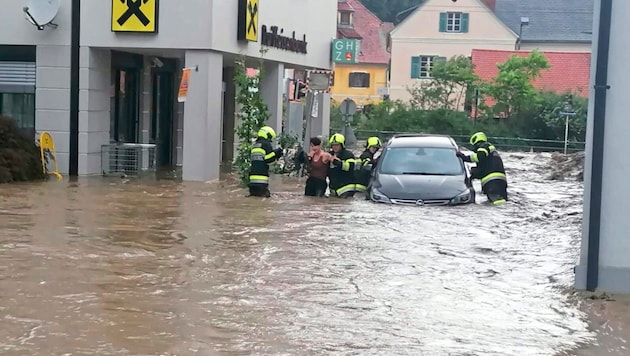 Bilder, die sich einbrennen: Beim Hochwasser in Deutschfeistritz wurden Feuerwehrkräfte Lebensretter. (Bild: FF Deutschfeistritz)