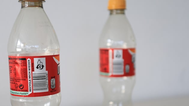 Where a deposit logo is printed, there is money back. You should pay attention to this, because the nature of the new bottles is not very different. (Bild: Johanna Birbaumer)