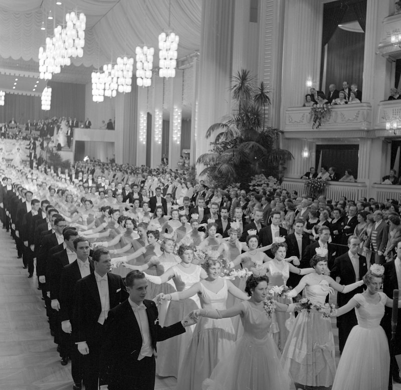 Opernball 1956 nach dem Ende der Besatzungszeit (Bild: Schikola, Gustav / ÖNB-Bildarchiv / picturedesk.com)