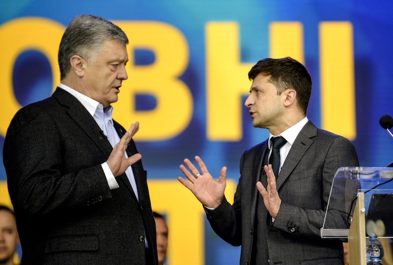 Poroshenko and Zelenskyi in 2019 during a debate in the election campaign for the presidency. (Bild: AFP/Sergei CHUZAVKOV)