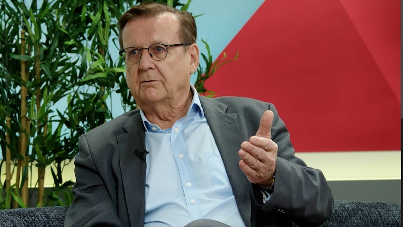 Media and political expert Hans Mahr in conversation (Bild: krone.tv)