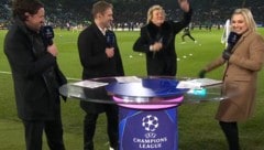 Ein (wie auch immer) gut gelaunter Rod Stewart (2. vo. re.) hatte vor dem Bayern-Spiel seine Freude am Leben. (Bild: Twitter.com/footballontnt)