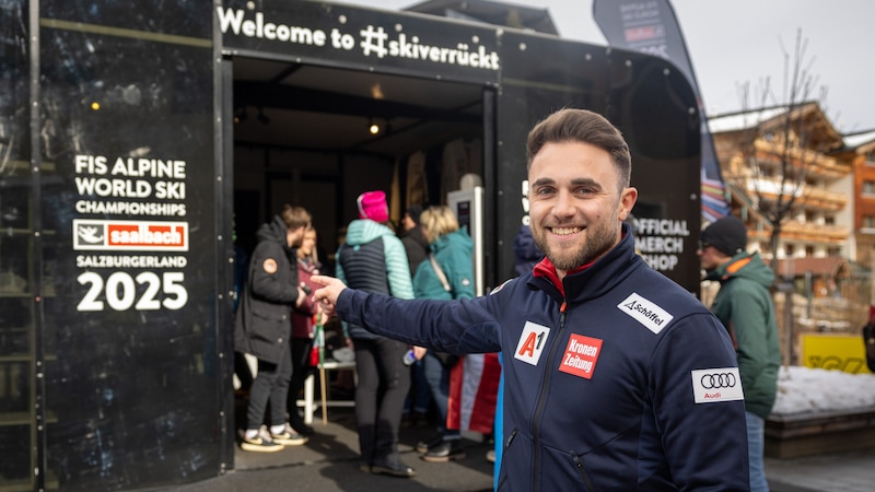 Lukas Berger freut sich über großen Zuspruch der Fans im Merchandise-Shop. (Bild: Mario Urbantschitsch)