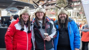 Die vielen Fans haben bei der WM Spaß und sorgen mit ihren Kostümen und Hauben auch für viele Schmunzler. (Bild: Urbantschitsch Mario)