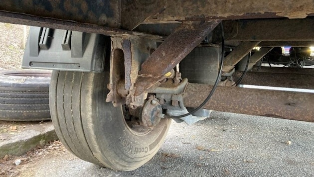 Such was the desolate state of an articulated truck secured with a wheel clamp next to the A8. Three Afghans and a Kyrgyz wanted to drive off with it. (Bild: Polizei OÖ)