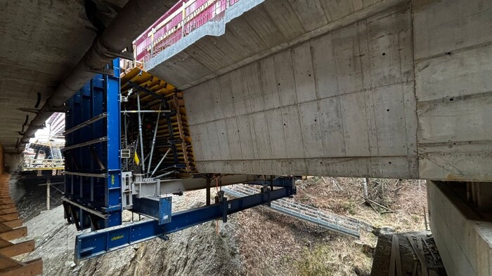 Mit dem Gerüst wird die neue Brücke gebaut