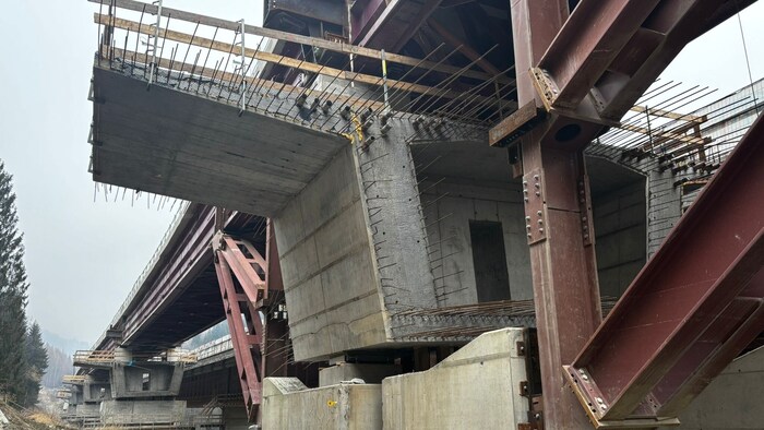 Auf die Pfeiler wurden neue Hammerköpfe betoniert.