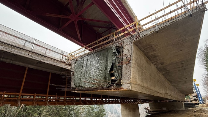 Unter der alten Stahlbrücke, wird die neue Betonbrücke errichtet.