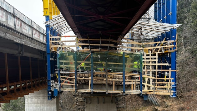 Work on the new bridge is taking place under the old bridge. (Bild: Elisa Aschbacher)