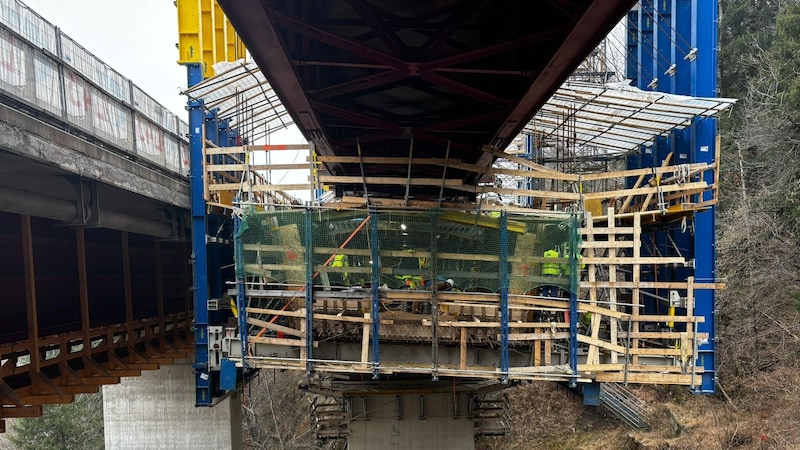 The new bridge is being concreted. (Bild: Elisa Aschbacher)