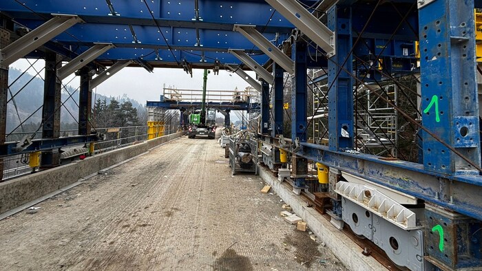 Auf der hochgehobenen Brücke