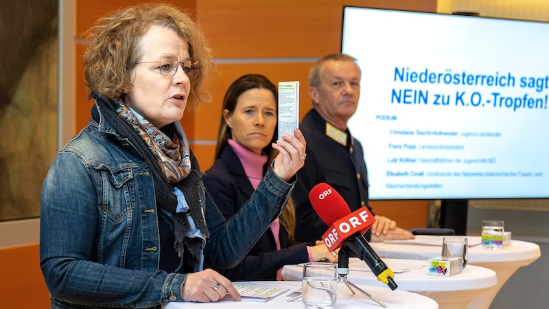 Teschl-Hofmeister, Elisabeth Cinatl (center) from the Women's and Girls' Counseling Center and State Police Director Franz Popp provide information. (Bild: NLK Pfeffer)