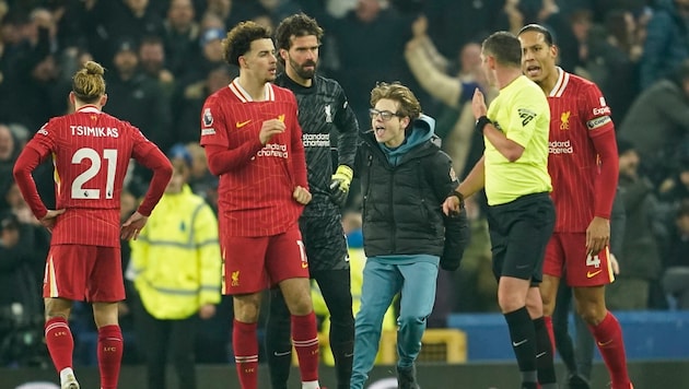 Referee Michael Oliver was in the spotlight during the Merseyside derby. (Bild: AP/Copyright 2025 The Associated Press. All rights reserved)