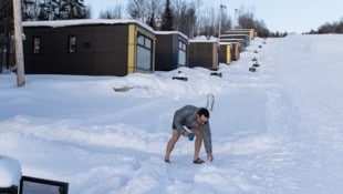 Alex Payer traut sich trotz Eiseskälte beim morgendlichen Kaffee sogar in kurzer Hose vor die Tür. (Bild: Payer)