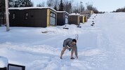 Alex Payer traut sich trotz Eiseskälte beim morgendlichen Kaffee sogar in kurzer Hose vor die ...