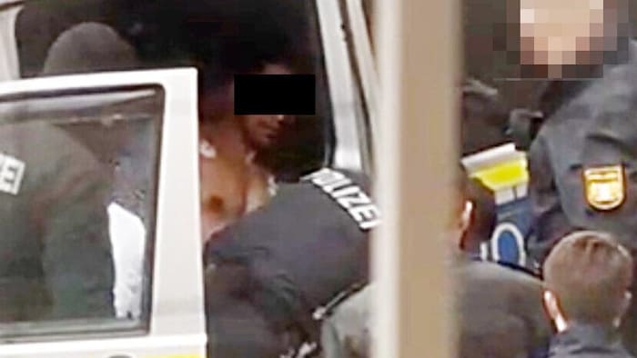 Das Bild zeigt den 24-jährigen Farhad N. bei seiner Festnahme durch die Münchner Polizei.