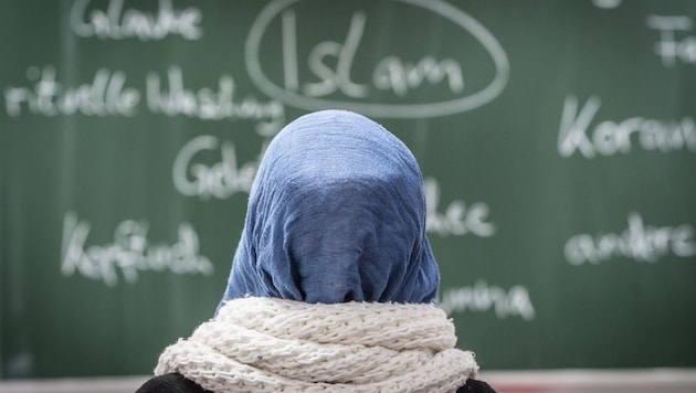 The converted girls would only leave the house wearing a full face veil (Bild: APA-PictureDesk/Frank Rumpenhorst / dpa / picturedesk.com)