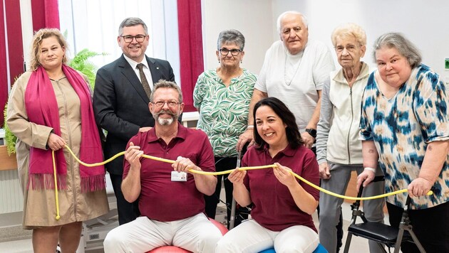 You can grow old "properly" in the Waldviertel: LGA Director Elisabeth Bräutigam (left) and Provincial Councillor Schleritzko (2nd from left) with Nursing Ward Manager Wolfgang Mühlberger and Senior Physician Elke Maurer are delighted with the patients' new-found fitness for life in their own four walls. (Bild: Schindler Klaus)