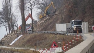 Das Geröll wurde bereits fertig abtransportiert. Aus Sicherheitsgründen kann die Straße aber ...