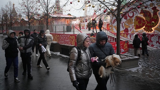 Walkers venture out into the cold in the center of Moscow. (Bild: APA/ASSOCIATED PRESS)