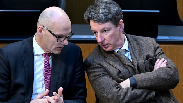 The Freedom Party politicians Harald Stefan (left) and Norbert Nemeth. (Bild: APA/ROLAND SCHLAGER / APA / picturedesk.com)