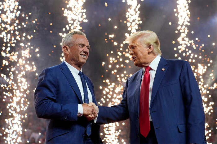 Kennedy legte seine Präsidentschaftskandidatur zurück, um sich Trumps Kampagne anzuschließen.