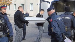 Leichenbestatter beim Abholen des toten Kindes am Vormittag des 17. November  (Bild: Jöchl Martin)