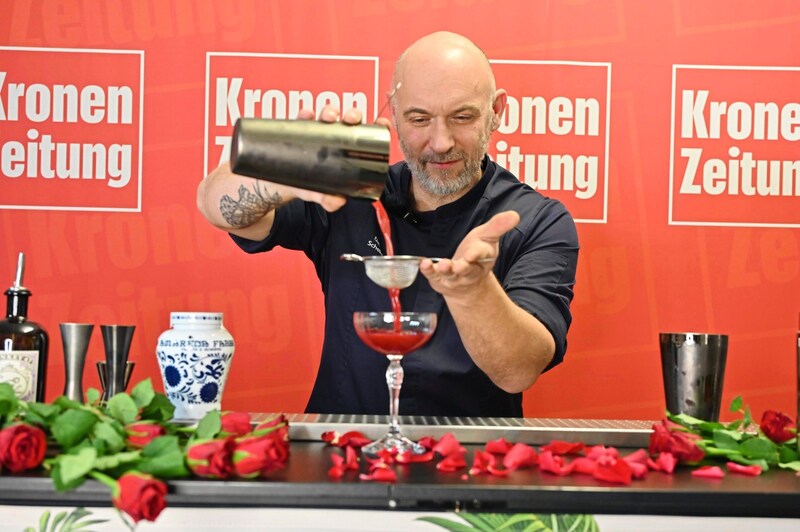 Daniel Schellander zeigt im „Krone“-Studio das Rezept (Bild: Evelyn Hronek)