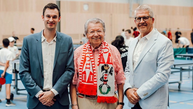 Stefan Fegerl (left) and Wolfgang Gotschke (right), with former president Hans Friedinger. (Bild: GEPA/GEPA pictures)