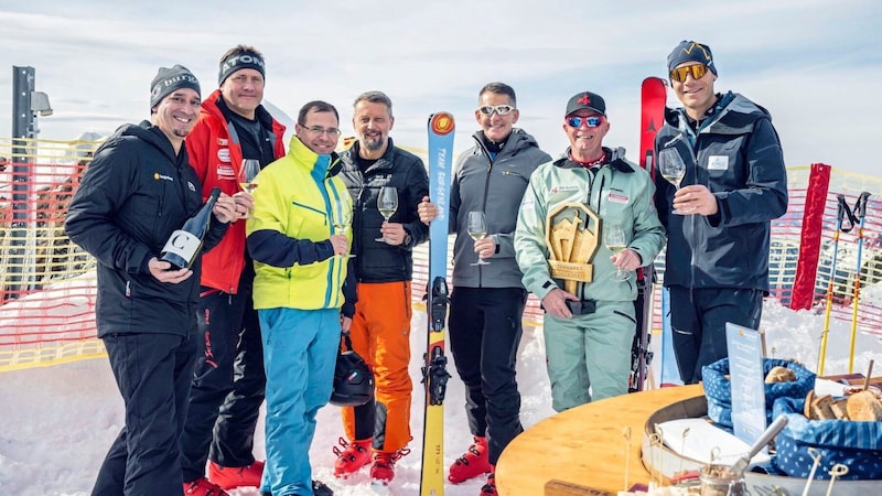 World champion Michael Walchhofer (right) with a strong Burgenland team enjoying the wine on the steep slope. (Bild: Matthias Fritzenwallner)